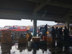 Persiapan Ritual Larungan, DLH dan BPBD Jepara Bersihkan Area TPI
