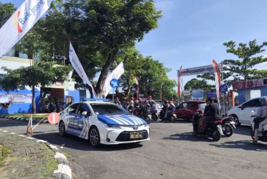 Pengunjung Menbludak Saat Festival Kupat Lepet 2026 di Pantai Kartini