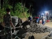 Pengecoran Rabat Beton 1.500 Meter Dikebut, Malam Hari TNI dan Warga Hamparkan Adukan Semen