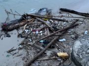 Sampah Menumpuk di Pantai Marina Jepara Usai Pekan Syawalan