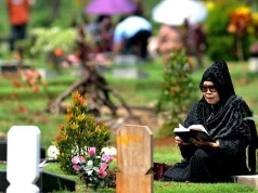 Pulang ke Akar: Retret Spiritual Mudik dan Dialog Sunyi di Pusara