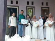 Guru Honorer di Desa Cepogo Terima Bingkisan Ramadan dari YBM PLN UIK Tanjung Jati B