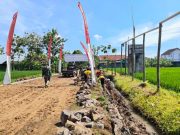 Peletakan Batu Pertama Tandai Cor Blok Jalan di Desa Puro Sragen, Program TMMD Reg-128