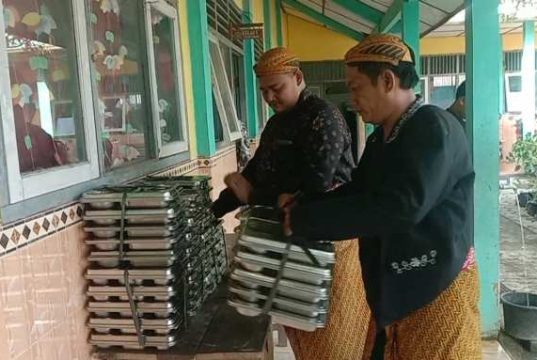 Hari Kartini di Blora, Relawan SPPG Melayani dengan Busana Beskap
