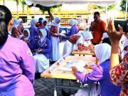 Para Pelajar Melakukan Praktik Coblosan Pemilu di Kantor KPU