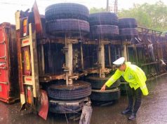 Ban Pecah, Truk Tronton Bermuatan Jagung Terguling