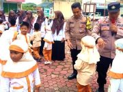 Guru dan Murid Outing Class dengan Mendatangi Kantor Polisi