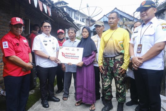 Wali Kota Serahkan Bantuan Korban Musibah Longsor di Panjang dan Rejowinangun Utara