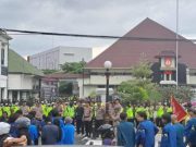 Teriakan ‘Turunkan Prabowo-Gibran’ dan ‘Kembalikan TNI ke Barak’ Menggema di Depan Kodim Semarang