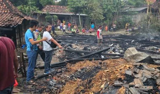 Ditinggal Bersihkan Sepatu di Sungai, Rumah Warga Geyer Ludes Terbakar Hingga Rugi Ratusan Juta Rupiah