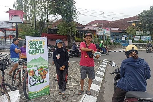 Komunitas ‘magelangBIKe’ Bagi Sayur Gratis, Dukung Petani Lokal dan Ketahanan Pangan