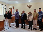 Bawaslu Kota Semarang Serahkan Laporan Layanan Informasi Publik Tahun 2025 sebagai Wujudkan Keterbukaan Informasi Publik