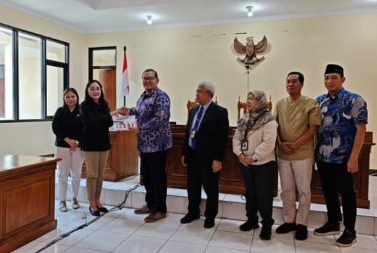 Bawaslu Kota Semarang Serahkan Laporan Layanan Informasi Publik Tahun 2025 sebagai Wujudkan Keterbukaan Informasi Publik