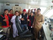 Bupati Apresiasi RS Apung Malahayati, Relevan dan Dibutuhkan Jepara Bupati bersama para Tenaga Kesehatan dan jajarannya saat mengunjungi secara langsung layanan kesehatan Kapal Rumah Sakit Apung Malahayati yang bersandar di Pelabuhan Kelas II Jepara. Foto: Mada.