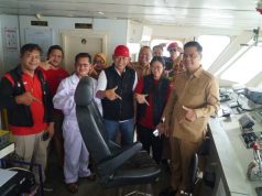 Bupati Apresiasi RS Apung Malahayati, Relevan dan Dibutuhkan Jepara Bupati bersama para Tenaga Kesehatan dan jajarannya saat mengunjungi secara langsung layanan kesehatan Kapal Rumah Sakit Apung Malahayati yang bersandar di Pelabuhan Kelas II Jepara. Foto: Mada.