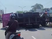 Truk Kontainer Terguling di Jalan Prof Hamka Ngaliyan, 3 Orang Alami Luka-Luka
