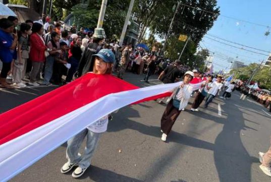 Karnaval Paskah Bentangkan Kain Merah-Putih Sepanjang 100 Meter