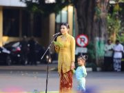 Tampil Anggun Sambil Menggandeng Anak, Wabup Bellinda Birton Pimpin Apel Hari Kartini di Kudus
