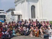 Warga Rejosari Rayakan Hari Kartini dengan Kegiatan Merangkai Bunga di Oudetrap Kota Lama