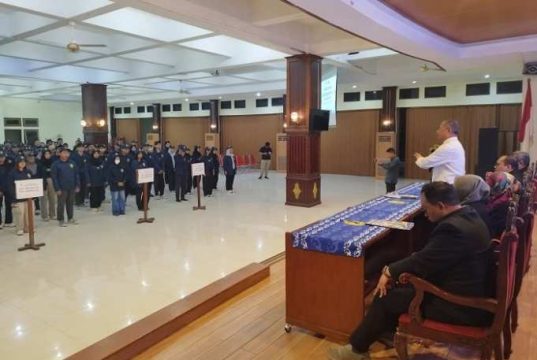 Rektor Supari Lepas 182 Mahasiswa KKN Tematik VI