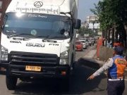 Petugas Dishub Cegat Truk ke Arah Tanjakan Silayur, Pelanggar Dipaksa Putar Balik