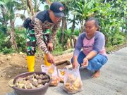 Wujud Kepedulian Warga, Suwarti Dukung Satgas TMMD dengan Logistik Makanan