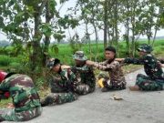 Lepaskan Lelah, Anggota Satgas TMMD Manfaatkan Jam Istirahat Saling Memijat