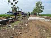 Satgas TMMD Bersama Masyarakat Lakukan Pengurukan Tanah untuk Pembangunan Talud