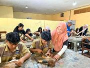 Peringati Hari Kartini, Pengukir Perempuan Jepara Mengajar di SMKN 2 Jepara