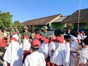 Satgas TMMD Sragen Sambangi SD Plumbungan IV, Bagikan Majalah Gema Diponegoro