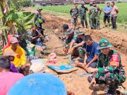 Dansatgas TMMD Berbaur Bersama Warga dan Prajurit Nikmati Waktu Istirahat