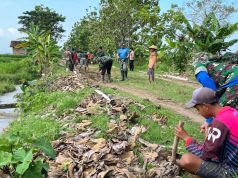 Satgas TMMD Sragen Bersama Masyarakat Betonisasi Jalan Meski Terik Menyengat