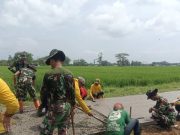 Satgas TMMD Bersama Warga Kebut Pengecoran Jalan demi Target Pembangunan di Desa Puro