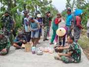 Satgas TMMD Bersama Warga Desa Puro Sarapan di Tengah Sawah, Hangat dalam Kebersamaan