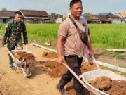 TNI-Polri Balapan Angkong di Lokasi TMMD Desa Puro