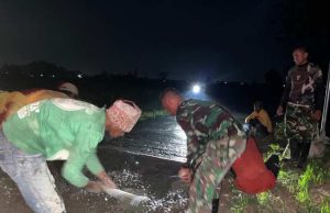Kejar Target TMMD, Satgas Rela Lembur hingga Malam Rampungkan Pengecoran Jalan