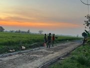 Satgas TMMD Kejar Jalan Impian Warga Desa Puro hingga Senja
