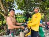 Satgas TMMD Serahkan Kaos dan Topi Rimba pada Warga sebagai Kenang-kenangan