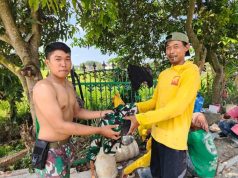 Satgas TMMD Serahkan Kaos dan Topi Rimba pada Warga sebagai Kenang-kenangan