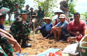 Dansatgas Apresiasi Kekompakan Satgas dan Warga dalam Pengecoran Jalan Program TMMD