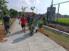 Satgas TMMD Sragen Bersama Warga Tancap Gas Selesaikan Pembereman Jalan dengan Alat Kreatif