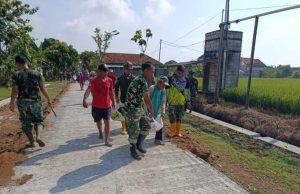Satgas TMMD Sragen Bersama Warga Tancap Gas Selesaikan Pembereman Jalan dengan Alat Kreatif