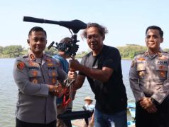 Polres Wonogiri Serahkan Bantuan Mesin Listrik Tempel pada Nelayan Waduk Gajah Mungkur