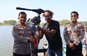 Polres Wonogiri Serahkan Bantuan Mesin Listrik Tempel pada Nelayan Waduk Gajah Mungkur