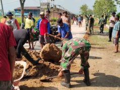 Satgas TMMD dan Warga Berjibaku Pecahkan Bongkahan Tanah Padas Guna Pengurukan Bahu Jalan