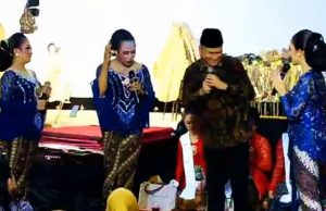 Didaulat Naik Panggung, Bupati Request Tembang Grajagan Banyuwangi