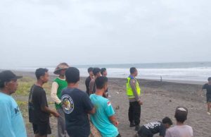 Dua Pelajar MTs Ambal Terseret Ombak Pantai Entak, 1 Hilang