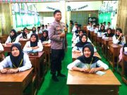 Memberikan Pembekalan Melalui Kegiatan LDK