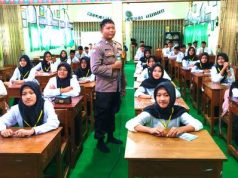 Memberikan Pembekalan Melalui Kegiatan LDK