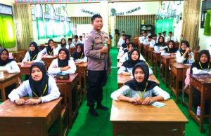 Memberikan Pembekalan Melalui Kegiatan LDK